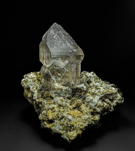 Quartz (variety smoky quartz), Muscovite, Calcite, Rutile<br />Rist Mine, Hiddenite, Alexander County, North Carolina, USA<br />9.2 x 8.9 cm<br /> (Author: am mizunaka)
