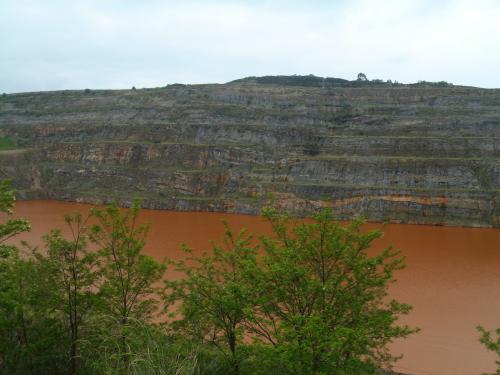 _Vista parcial de la corta El Zanjón en 2006, ya parcialmente restaurada e inundada en lo que sería un lago artificial. (Autor: Carles)