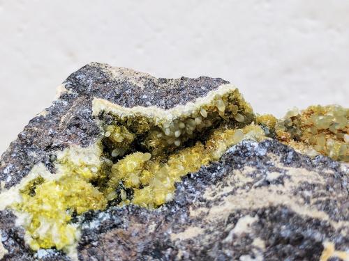 Smithsonita, Calcita, Esfalerita<br />Reocín Mine, Reocín, Comarca Saja-Nansa, Cantabria, Spain<br />9,7 x 6,0 x 4,5 cm.<br /> (Autor: Carles)