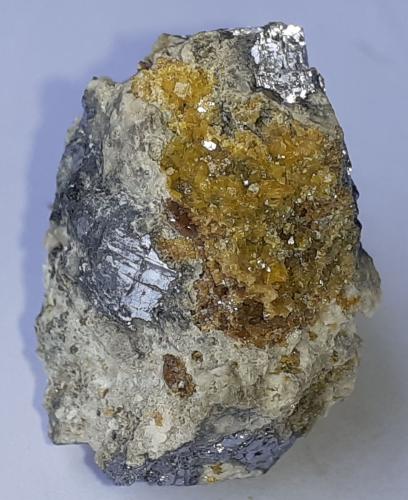 Wulfenite, Galena, Cerussite<br />Haiming, Distrito Imst, Tirol Norte, Tirol, Austria<br />2,5 x 2,5 cm<br /> (Author: Volkmar Stingl)