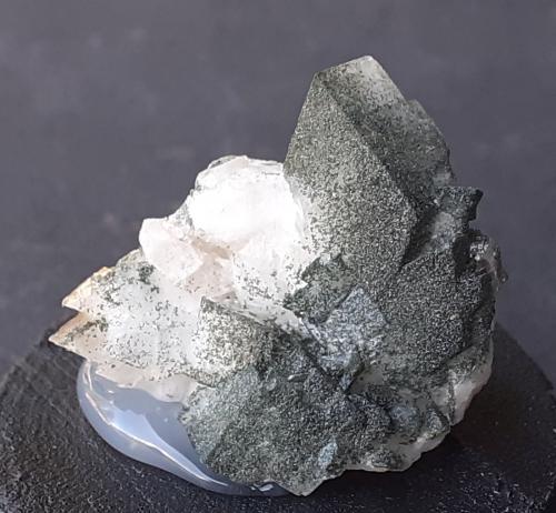 Orthoclase (variety Adularia), Chlorite group<br />Lapenkar, Stilupp Valley, Ziller Valley (Zillertal), North Tyrol, Tyrol/Tirol, Austria<br />2 x 2 cm<br /> (Author: Volkmar Stingl)