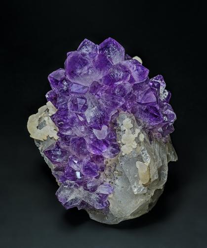 Quartz (variety amethyst), Calcite<br />Artigas Department, Uruguay<br />9.7 x 7.5 cm<br /> (Author: am mizunaka)