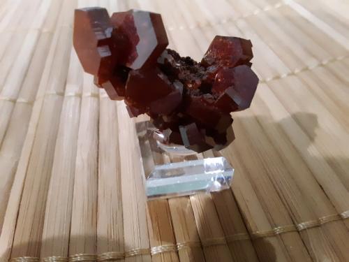 Vanadinite<br />Coud'a, Distrito minero Mibladen, Mibladen, Midelt, Provincia Midelt, Región Drâa-Tafilalet, Marruecos<br />3.6 x 3.0 x 2.0 cm<br /> (Author: Casimir Sarisky)