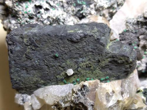 Polybasite, Cerussite, Malachite<br />Miniera Montevecchio, Arbus, Provincia Medio Campidano, Cerdeña/Sardegna, Italia<br />80 x 60 mm<br /> (Author: Sante Celiberti)