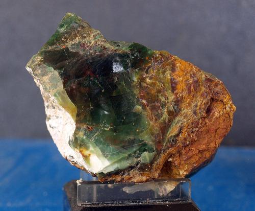 Ópalo<br />Mazarrón, Comarca Alto Guadalentín, Región de Murcia (Murcia), España<br />7 x 5.5 cm<br /> (Autor: Fed..Esp..de Mineralogía)