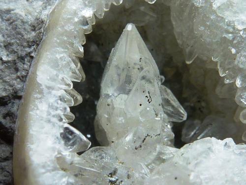 Calcita<br />Torremocha del Campo, Comarca Sierra Norte de Guadalajara, Guadalajara, Castilla-La Mancha, España<br />2 x 1,5 cm. la geoda, 1 cm. el cristal<br /> (Autor: javier ruiz martin)