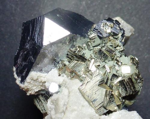 Galena, Pirita, Dolomita<br />Depósito Krushev dol, Mina Krushev dol, Zona minera Madan, Montes Rhodope, Smolyan Oblast, Bulgaria<br />6 x 5 cm. la pieza, 2 cm. el cristal de Galena<br /> (Autor: javier ruiz martin)