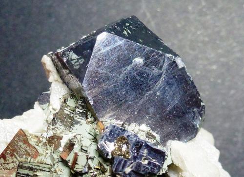Galena, Pirita, Dolomita<br />Depósito Krushev dol, Mina Krushev dol, Zona minera Madan, Montes Rhodope, Smolyan Oblast, Bulgaria<br />6 x 5 cm. la pieza, 2 cm. el cristal de Galena<br /> (Autor: javier ruiz martin)