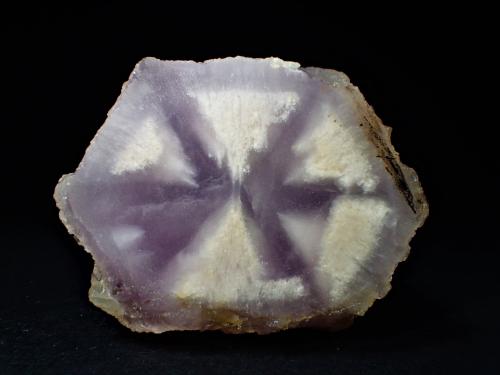 Quartz (variety amethyst variety trapiche)<br />Zona minera Huanggang, Hexigten Banner (Kèshíkèténg Qí), Chifeng (Ulanhad), Región Autónoma Mongolia Interior, China<br />64 mm x 44 mm x 42 mm<br /> (Author: Don Lum)