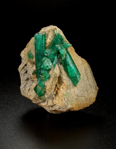 Beryl (variety emerald)<br />Panjshir Province, Afghanistan<br />40x45x29mm, largest xl=32mm<br /> (Author: Fiebre Verde)