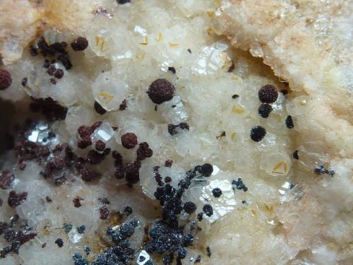 Hematites<br />Goethite outcrop, Tordelrábano, Comarca Sierra Norte de Guadalajara, Guadalajara, Castilla-La Mancha, Spain<br />encuadre 1,5 x 1,5 cm.<br /> (Autor: javier ruiz martin)