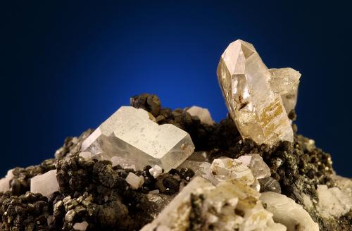 Apatite with Quartz<br />Schwarzkopf, Gastein Valley, St. Johann im Pongau, Hohe Tauern, Salzburg, Austria<br />FOV 25 mm<br /> (Author: Gerhard Brandstetter)