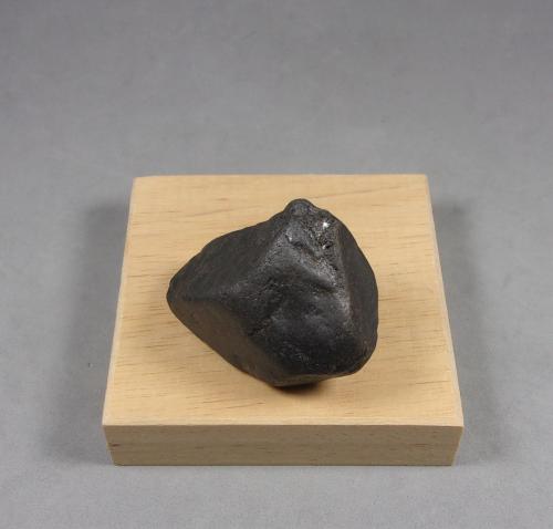 Tantalita-(Mn)<br />Gravas Casiterita Mumba, Mumba, Territorio Masisi, Provincia Kivu del Norte (Kivu), República Democrática del Congo (Zaire)<br />3,9 × 2,7 × 2,2 cm.  92,76 g.<br /> (Autor: J. G. Alcolea)