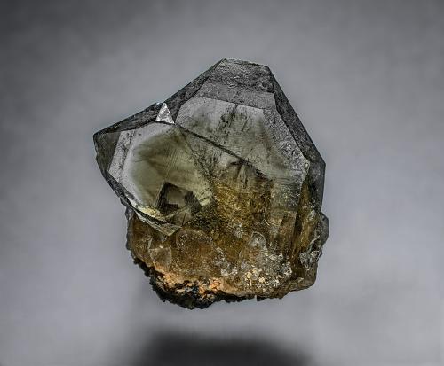 Quartz (variety smoky quartz)<br />Warialda Creek prospects, Delungra, Murchison County, New South Wales, Australia<br />1.6 x 1.9 cm<br /> (Author: am mizunaka)