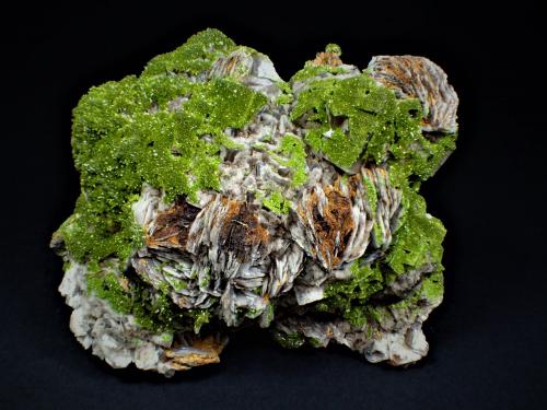 Pyromorphite on Fluorite, Baryte<br />Mina Les Farges (Mina Des Farges), Ussel, Corrèze, Nouvelle-Aquitaine, Francia<br />155 mm x 96 mm x 75 mm<br /> (Author: Don Lum)