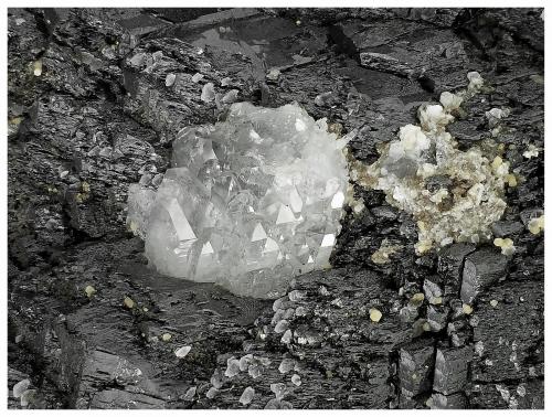 Ferberite, Quartz, Muscovite, Siderite<br /><br />16 cm x 14 cm x 10 cm<br /> (Author: silvia)