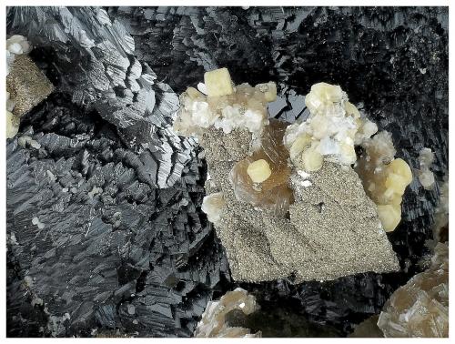 Fluorapatite, Sphalerite, Quartz, Muscovite, Siderite<br />Minas da Panasqueira, Aldeia de São Francisco de Assis, Covilhã, Castelo Branco, Cova da Beira, Centro, Portugal<br />14 cm x 12 cm x 7 cm<br /> (Author: silvia)