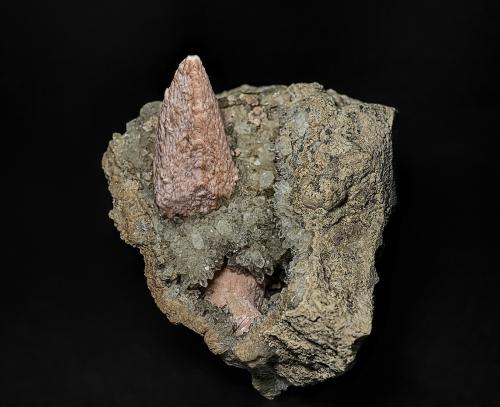 Rhodochrosite, Quartz<br />Mina Cavnic, zona minera Cavnic, Cavnic, Maramures, Rumanía<br />6.8 x 6.0 cm<br /> (Author: am mizunaka)