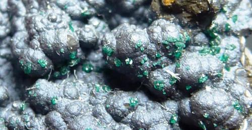 Libethenita, Goethita, Cuarzo<br />Miguel Vacas Mine, Pardais and Conceição Parish, Vila Viçosa, Évora District, Alentejo Central Province, Alentejo Region, Portugal<br />Encuadre 2 x 2 cm.<br /> (Autor: javier ruiz martin)