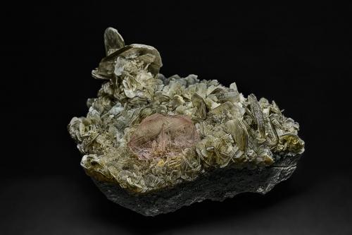 Fluorite, Muscovite<br />Chumar Bakhoor, Hunza Valley, Nagar District, Gilgit-Baltistan (Northern Areas), Pakistan<br />9.2 x 7.0 cm<br /> (Author: am mizunaka)