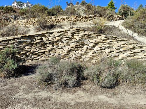 Por el camino encontramos este muro de contención hecho con lajas circulares de margas. (Autor: Josele)