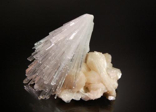 Scolecite<br />Nashik District (Nasik), Maharashtra, India<br />8.1 x 6.5 x 5.2 cm<br /> (Author: Michael Shaw)