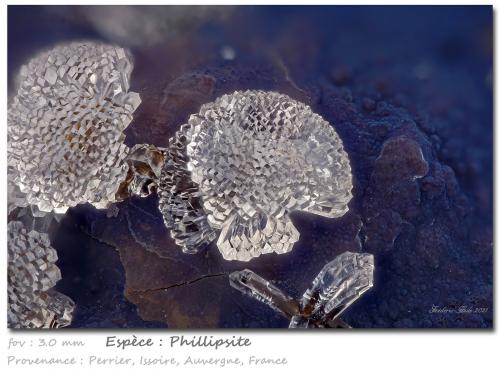 Phillipsite<br />Roca-Neyra, Perrier, Distrito Issoire, Departamento Puy-de-Dôme, Auvergne-Rhône-Alpes, Francia<br />fov 3.0 mm<br /> (Author: ploum)
