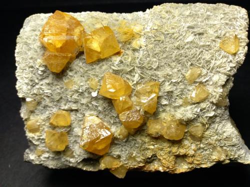 Scheelite, Muscovite<br />Pingwu, Prefectura Mianyang, Provincia Sichuan, China<br />12 x 9 cm<br /> (Author: Sante Celiberti)