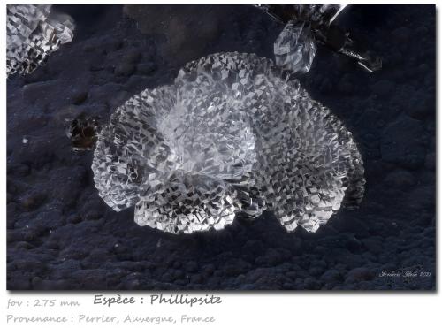 Phillipsite<br />Roca-Neyra, Perrier, Distrito Issoire, Departamento Puy-de-Dôme, Auvergne-Rhône-Alpes, Francia<br />fov 2.75 mm<br /> (Author: ploum)