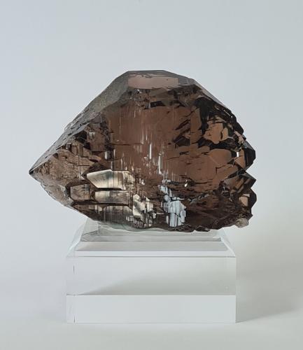 Quartz (varieties smoky and gwindel)<br />Arête des Rochassiers, Talèfre Glacier, Mont Blanc Massif, Chamonix, Haute-Savoie, Auvergne-Rhône-Alpes, France<br />80mm X 55mm X 30mm<br /> (Author: Philippe Durand)