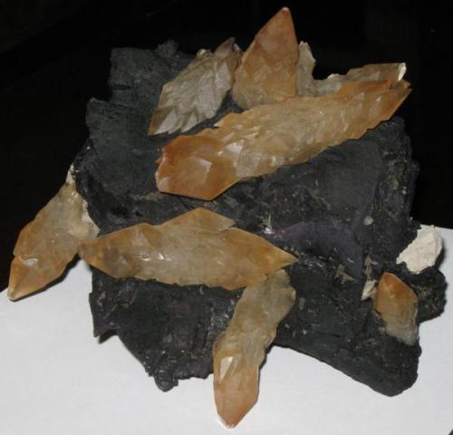 Calcite on fluorite shards.jpg (Author: Tracy)