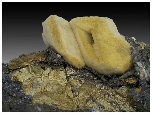 Siderite, Chalcopyrite, Sphalerite, Muscovite, Dolomite<br />Minas da Panasqueira, Aldeia de São Francisco de Assis, Covilhã, Castelo Branco, Cova da Beira, Centro, Portugal<br />12 cm x 10 cm x 5 cm<br /> (Author: silvia)