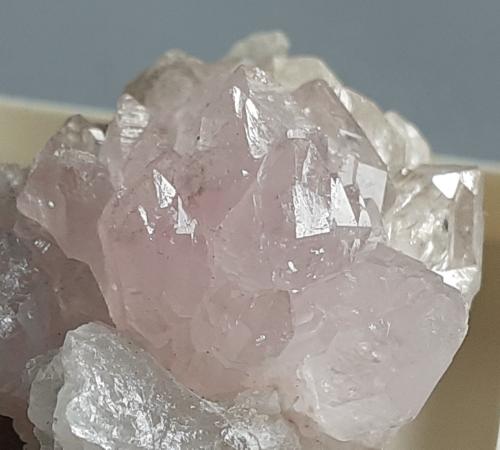 Quartz (variety rose quartz)<br />Concesión Ilha, Taquaral, Itinga, Vale do Jequitinhonha, Minas Gerais, Brasil<br />3 x 2 cm<br /> (Author: Volkmar Stingl)
