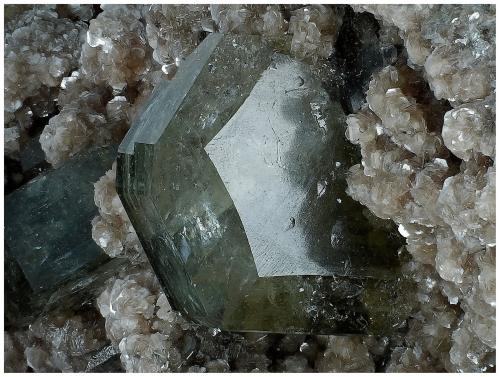 Fluorapatite, Muscovite<br /><br />11 cm x 6 cm x 5 cm<br /> (Author: silvia)