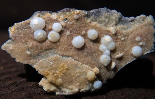 Cuarzo (variedad calcedonia) y Clinoptilolita<br />Volcán Cabezo Negro de Zeneta, Murcia, Comarca Huerta de Murcia, Región de Murcia (Murcia), España<br />6.5 x 3.5 cm<br /> (Autor: Pedro Antonio)