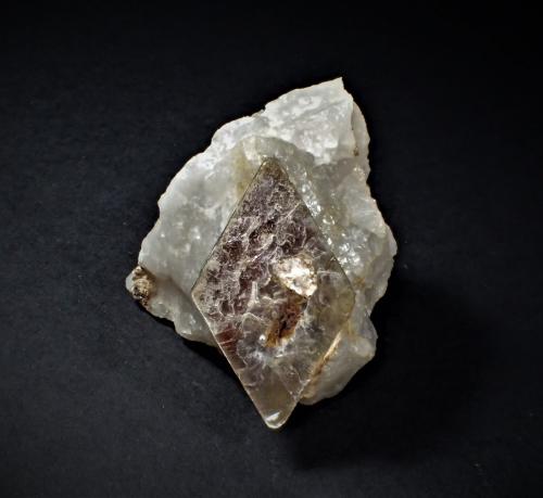 Muscovite, Quartz<br />Keystone, Distrito Keystone, Condado Pennington, South Dakota, USA<br />64 mm x 61 mm x 54 mm<br /> (Author: Don Lum)