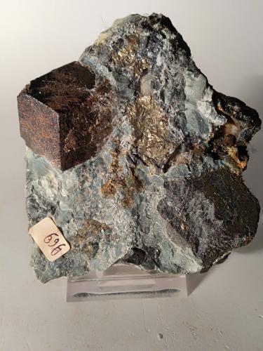 Magnetita, Pirita<br />Brosso Mine, Cálea, Léssolo, Canavese District, Metropolitan City of Turin Province, Piedmont (Piemonte), Italy<br />81 x 74 mm<br /> (Autor: Sante Celiberti)