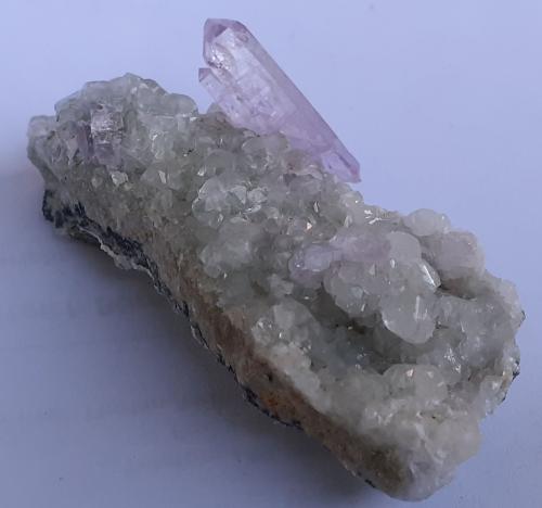 Quartz (variety amethyst), Calcite<br />Bombori, Provincia Chayanta, Departamento Potosí, Bolivia<br />5,5 x 2,5 cm<br /> (Author: Volkmar Stingl)