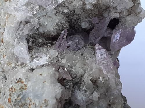 Quartz (variety amethyst), Calcite<br />Bombori, Provincia Chayanta, Departamento Potosí, Bolivia<br />10 x 5,5 cm<br /> (Author: Volkmar Stingl)