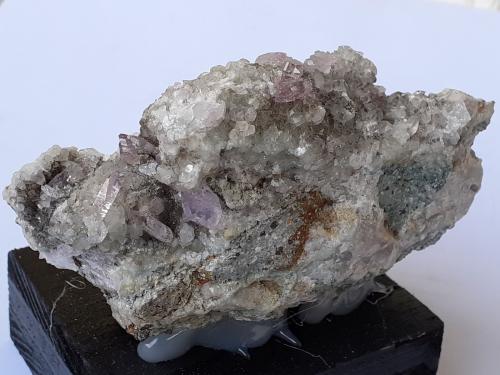 Quartz (variety amethyst), Calcite<br />Bombori, Provincia Chayanta, Departamento Potosí, Bolivia<br />10 x 5,5 cm<br /> (Author: Volkmar Stingl)