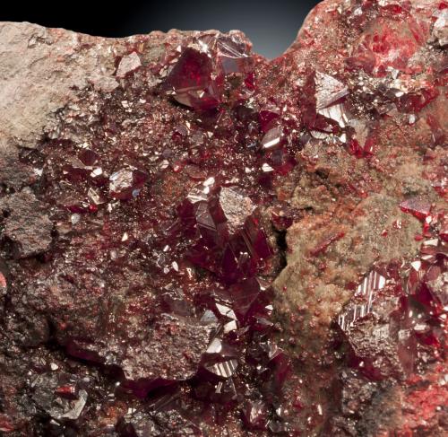 Cinabrio<br />Mina El Entredicho, Almadenejos, Comarca Valle de Alcudia, Ciudad Real, Castilla-La Mancha, España<br />Cristales de hasta 1cm<br /> (Autor: Raul Vancouver)