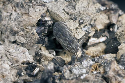 Freieslebenita, Siderita<br />Hiendelaencina, Comarca Serranía de Guadalajara, Guadalajara, Castilla-La Mancha, España<br />Cristal mayor 8mm<br /> (Autor: Raul Vancouver)