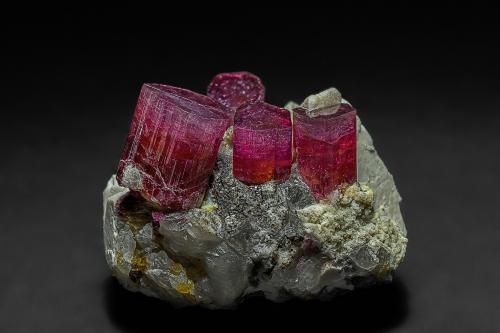 Elbaite<br />Beni Bouzra (Bni Bouzra), Chefchaouen Province, Tanger-Tetouan-Al Hoceima Region, Morocco<br />5.3 x 3.9 cm<br /> (Author: am mizunaka)