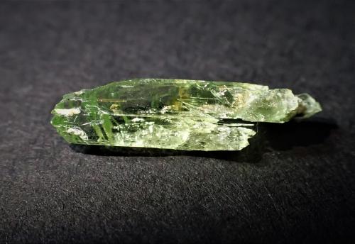 Spodumene (variety hiddenite)<br />Mina Adams Hiddenite and Emerald, Condado Alexander, North Carolina, USA<br />19 mm x 6 mm<br /> (Author: Don Lum)