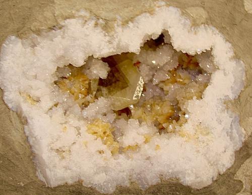 Baryte Dolomite Quartz<br />Condado Monroe, Indiana, USA<br />Baryte crystal is 3.5 cm     The geode is 12 cm<br /> (Author: Bob Harman)