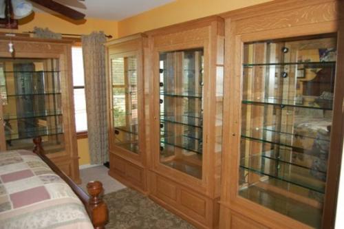 The Parisian ( Parisienne? ) room. I took out the family antiques and gave them to the kids...we need room for minerals! This room has four new cabinets. (Author: Gail)