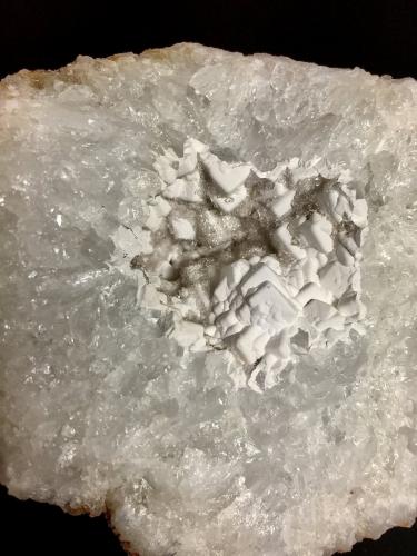 Quartz<br />Monroe County, Indiana, USA<br />geode is 7 cm<br /> (Author: Bob Harman)