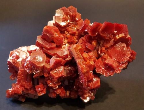 Vanadinite<br />Coud'a, Distrito minero Mibladen, Mibladen, Midelt, Provincia Midelt, Región Drâa-Tafilalet, Marruecos<br />9 cm x 5 cm<br /> (Author: Enrique Llorens)