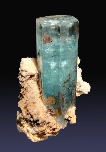 Berilo (variedad aguamarina) con Schorlo (Chorlo) y Ortoclasa<br />Bergsig Farm 167 (Hohenstein), Omaruru, Erongo Region, Namibia<br />27 mm x 44 mm x 22 mm<br /> (Autor: Firmo Espinar)