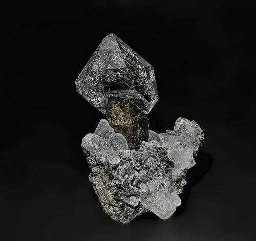 Quartz, Calcite, Dolomite<br />Treasure Mountain Diamond Mine, Little Falls, Herkimer County, New York, USA<br />5.2 x 3.6 cm<br /> (Author: am mizunaka)